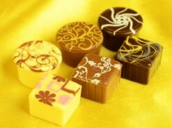 Aufleger Karree, Vollmilch, 1 Folie á 60 Stück 7 Aufleger Karree, Vollmilch, 1 Folie á 60 Stück -Nik Baker's Geschaft b08852 6