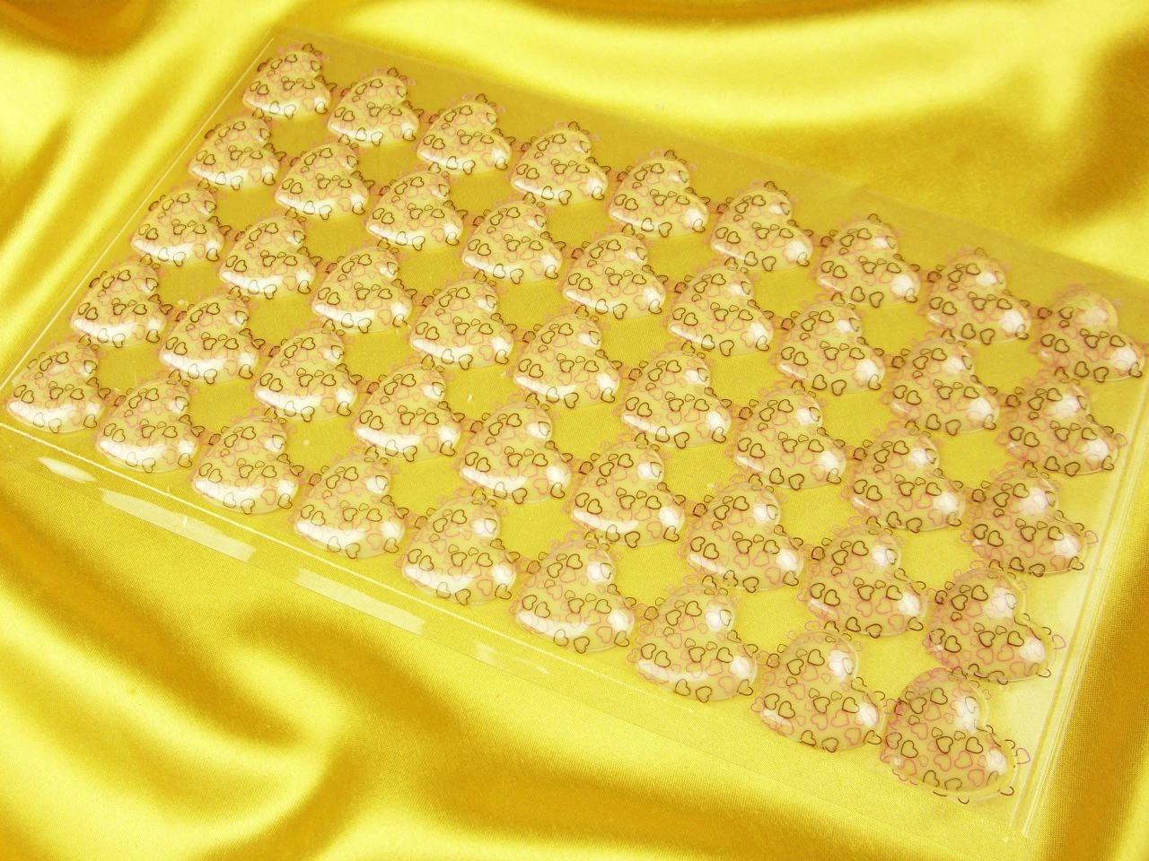 Aufleger Herz, Weiße Schokolade, 1 Folie á 45 Stück 4 Aufleger Herz, Weiße Schokolade, 1 Folie á 45 Stück – Bild 2