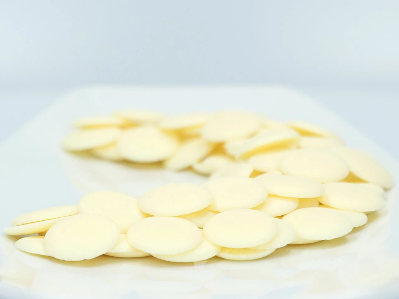 CARMA: White Nuit Blanche 37 %, Weiße Edel-Kuvertüre, 250 G 3 CARMA: White Nuit Blanche 37 %, Weiße Edel-Kuvertüre, 250 G